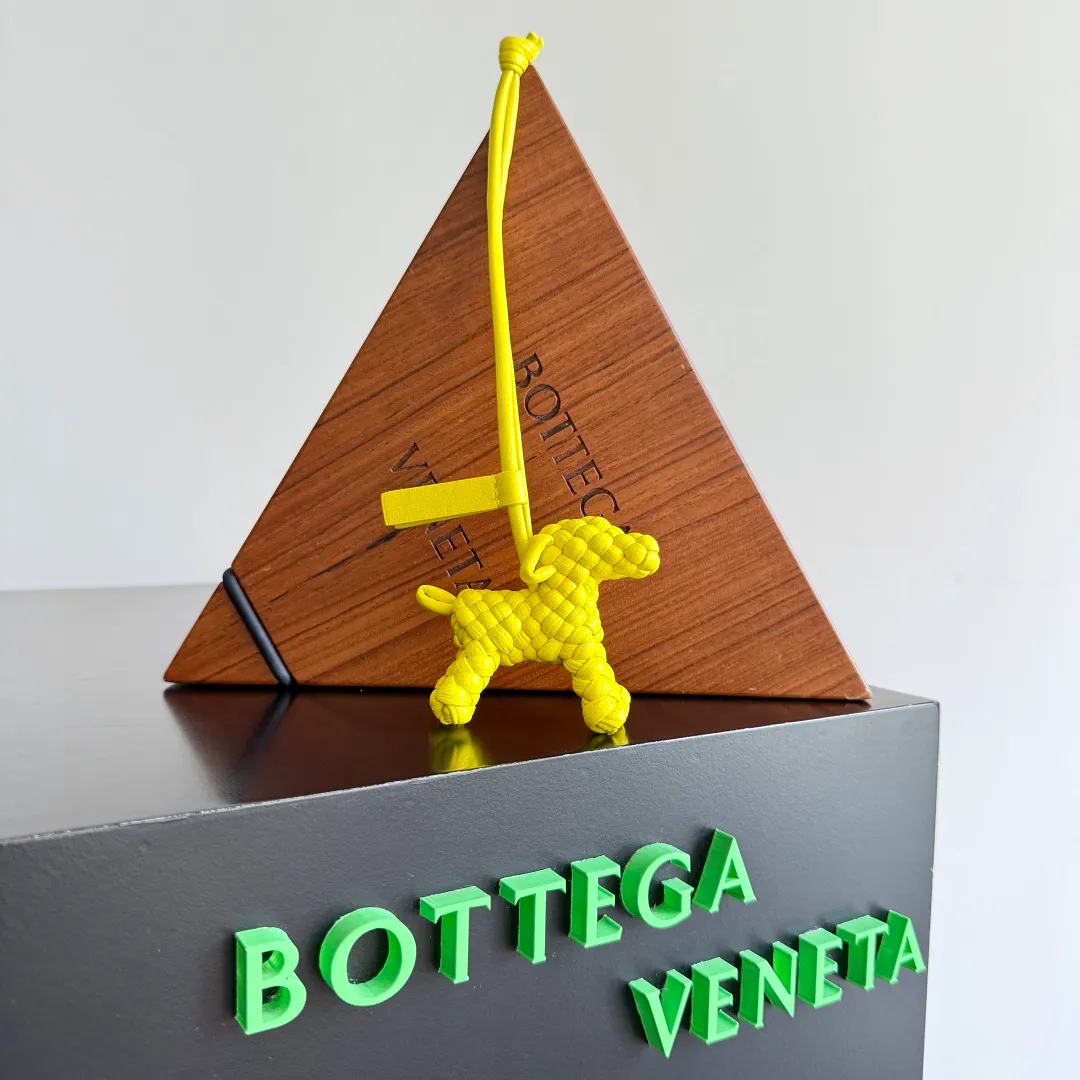 Batch 540 BOTTEGA VENETA2025 new puppy🐕 style pendant Braided puppy is online😎 Leather braided puppy style pendant can be hung on any handbag, and it is as cute, delicate and colorful as it matches with a bag. Cute and cute, it will touch your heart at any time. It can be hung on bags or keychains. Who can resist such a cute puppy? Style number: 807068